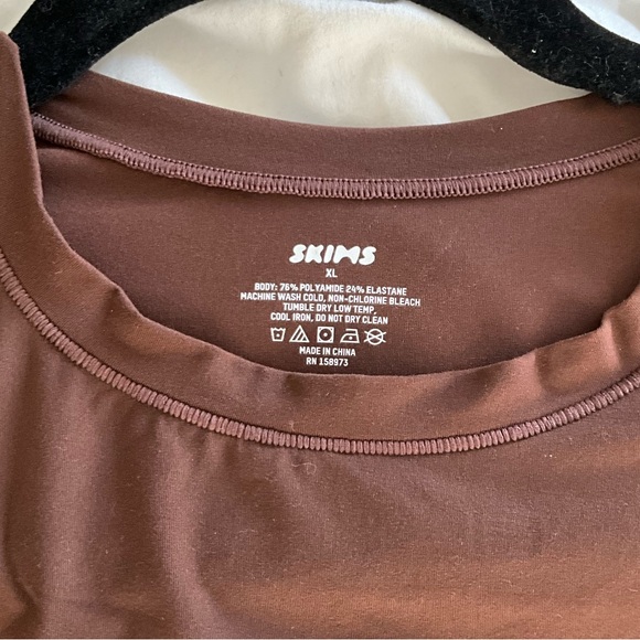 SKIMS Fits Everybody Super Cropped T-Shirt - Picture 3 of 3